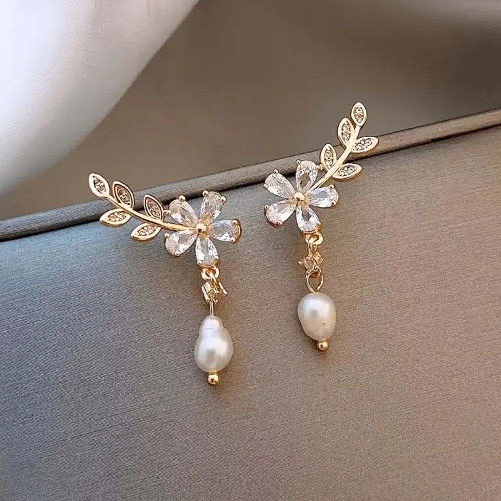 NWOT -  Floral Pearl and Crystal Dangle Earrings